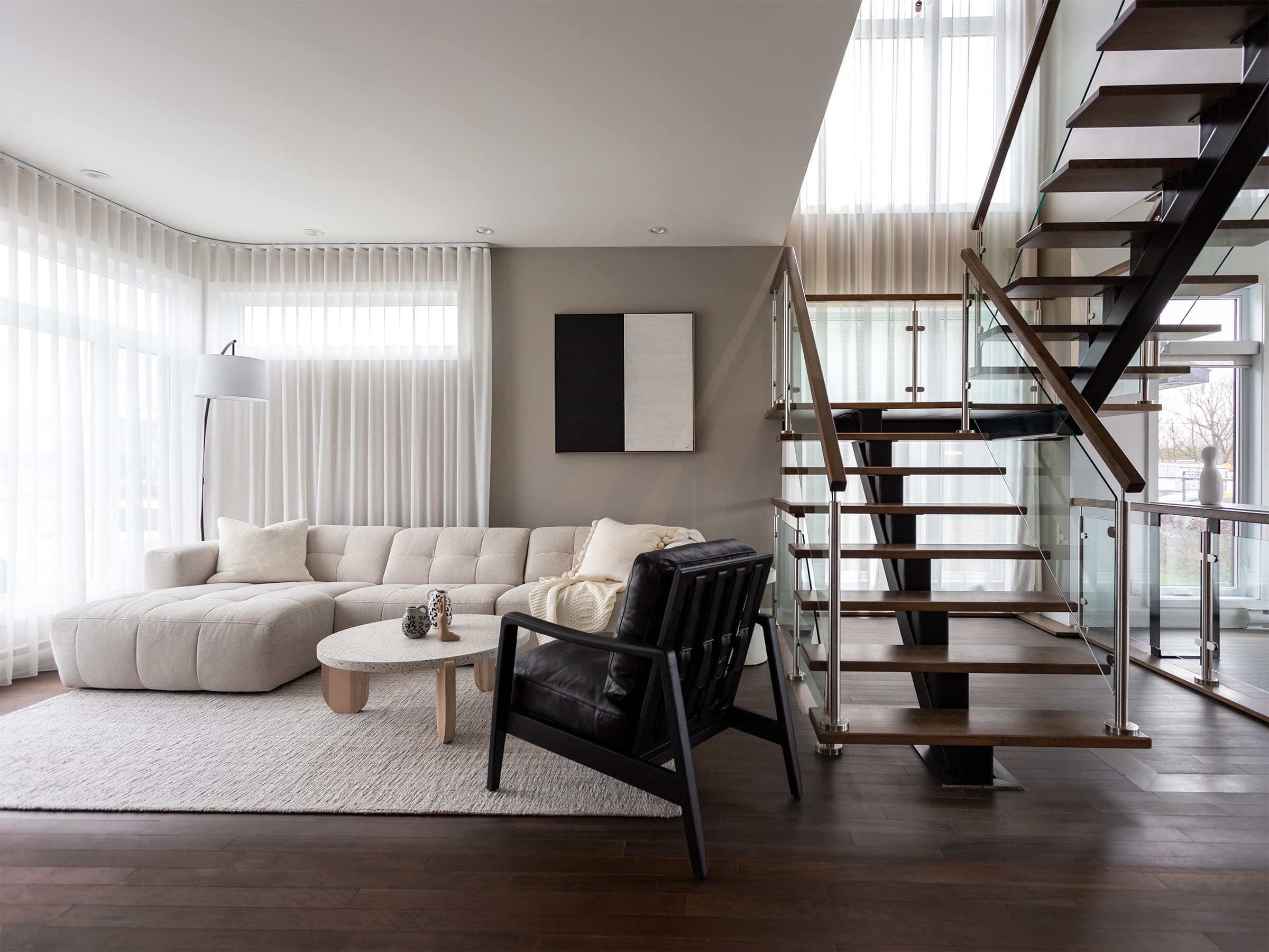Maison à deux étages préfabriquée de réalisation du modèle Magnifika de style contemporain. Vue du salon.