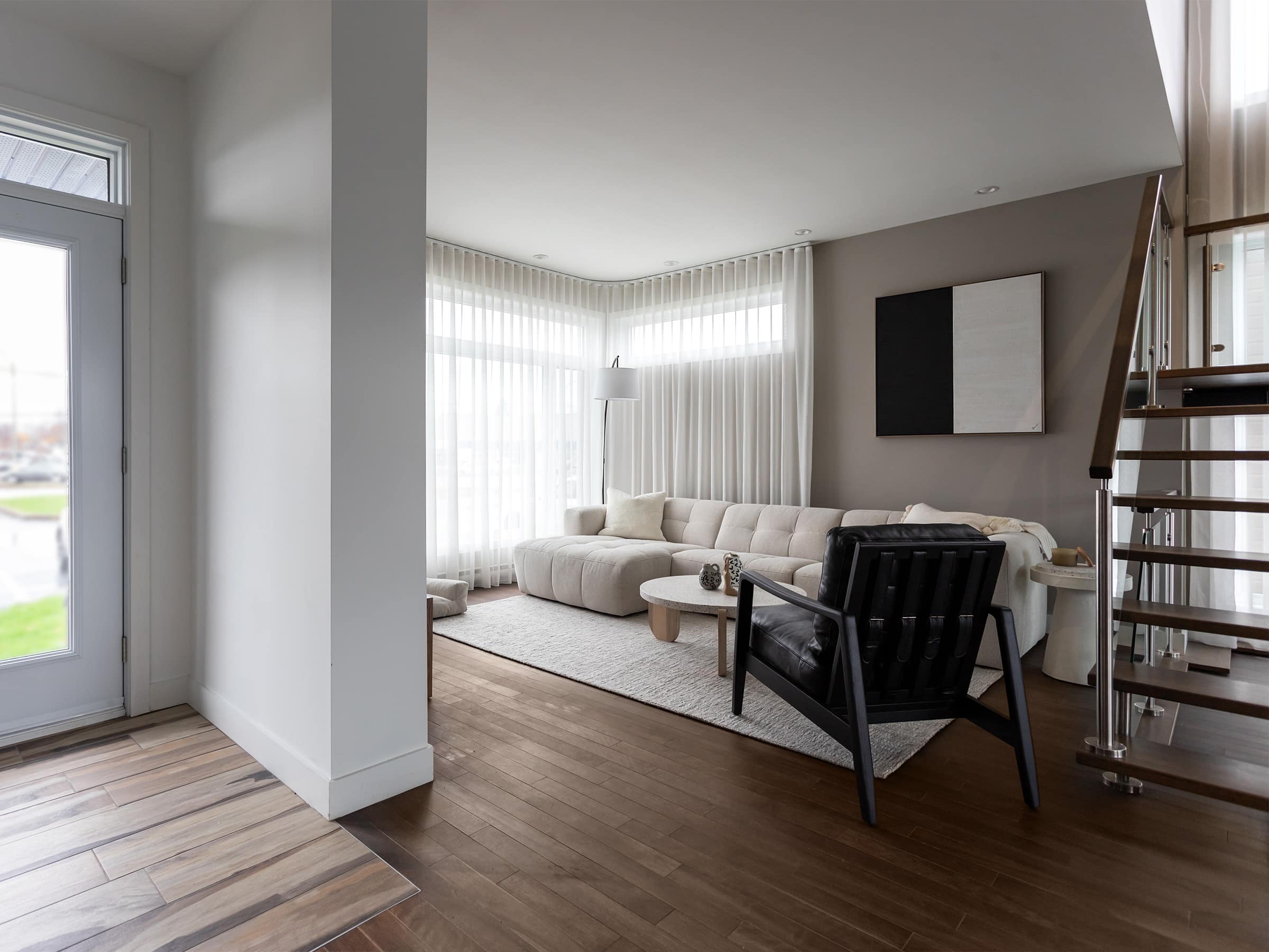 Maison à deux étages préfabriquée de réalisation du modèle Magnifika de style contemporain. Vue du salon.