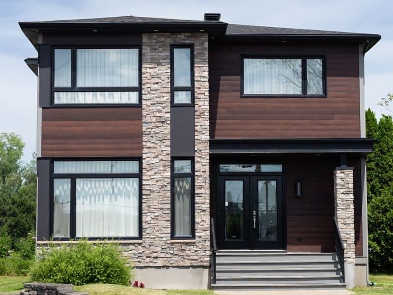 Maison à deux étages préfabriquée de réalisation du modèle Magnifika de style contemporain. Vue de l'extérieur .