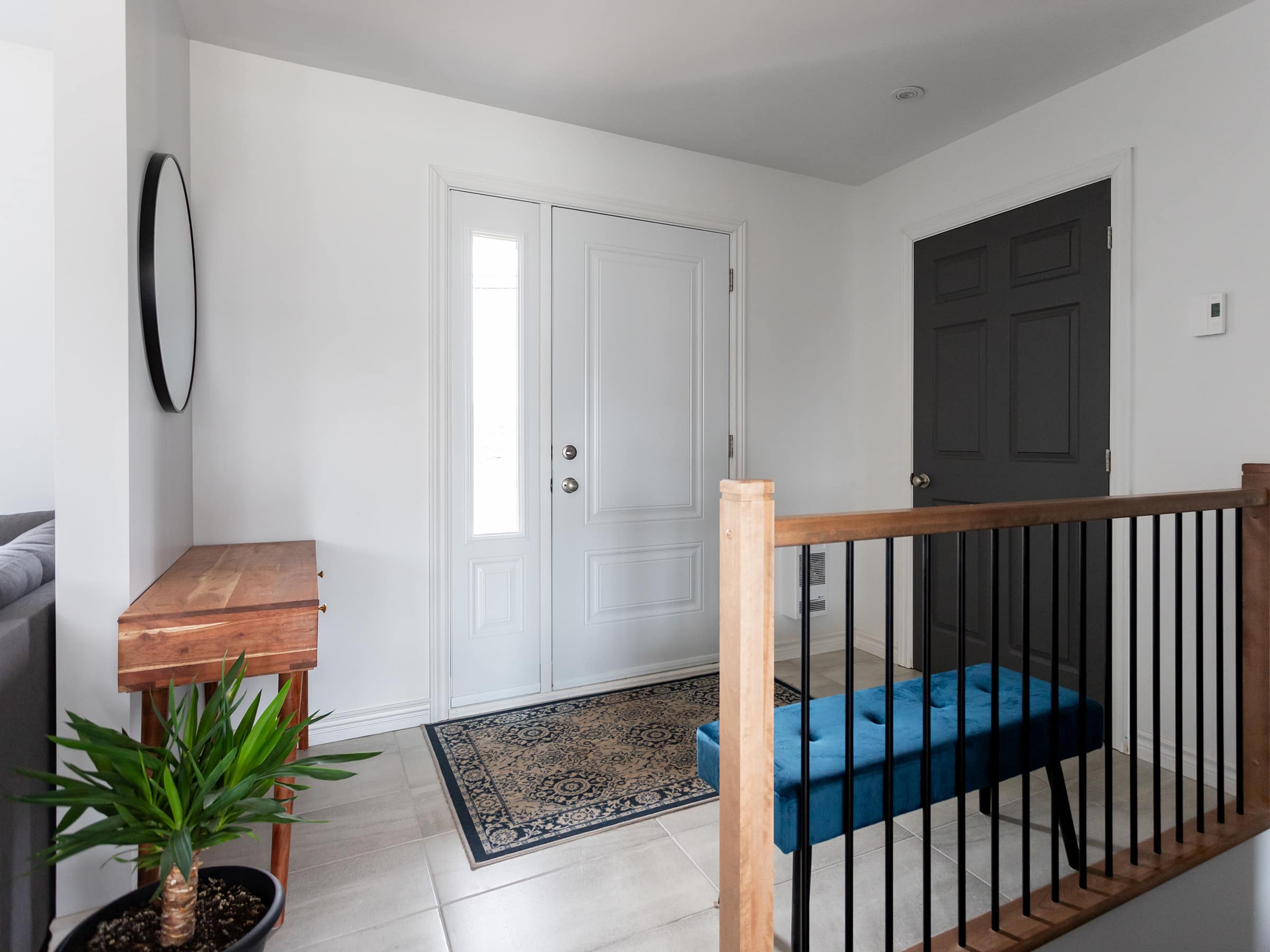 Une réalisation d'une maison appelée Vanliga. Le premier étage est de style contemporain, vu de l'entrée.