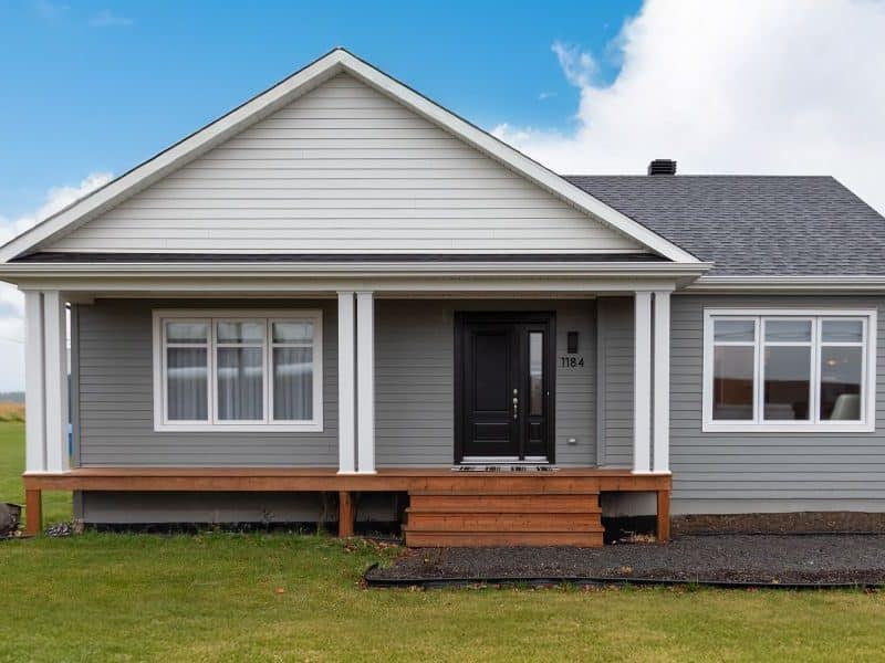 Une réalisation d'une maison appelée Vanliga. Le premier étage est de style contemporain, vu de l'extérieur.