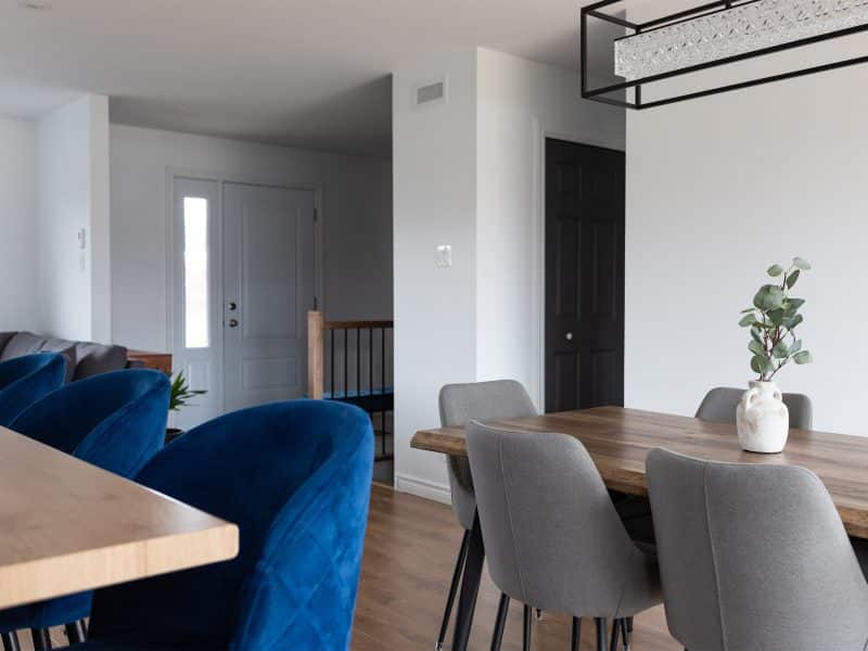A realization of a house called Vanliga. The second floor is contemporary in style, as seen from the dining room.