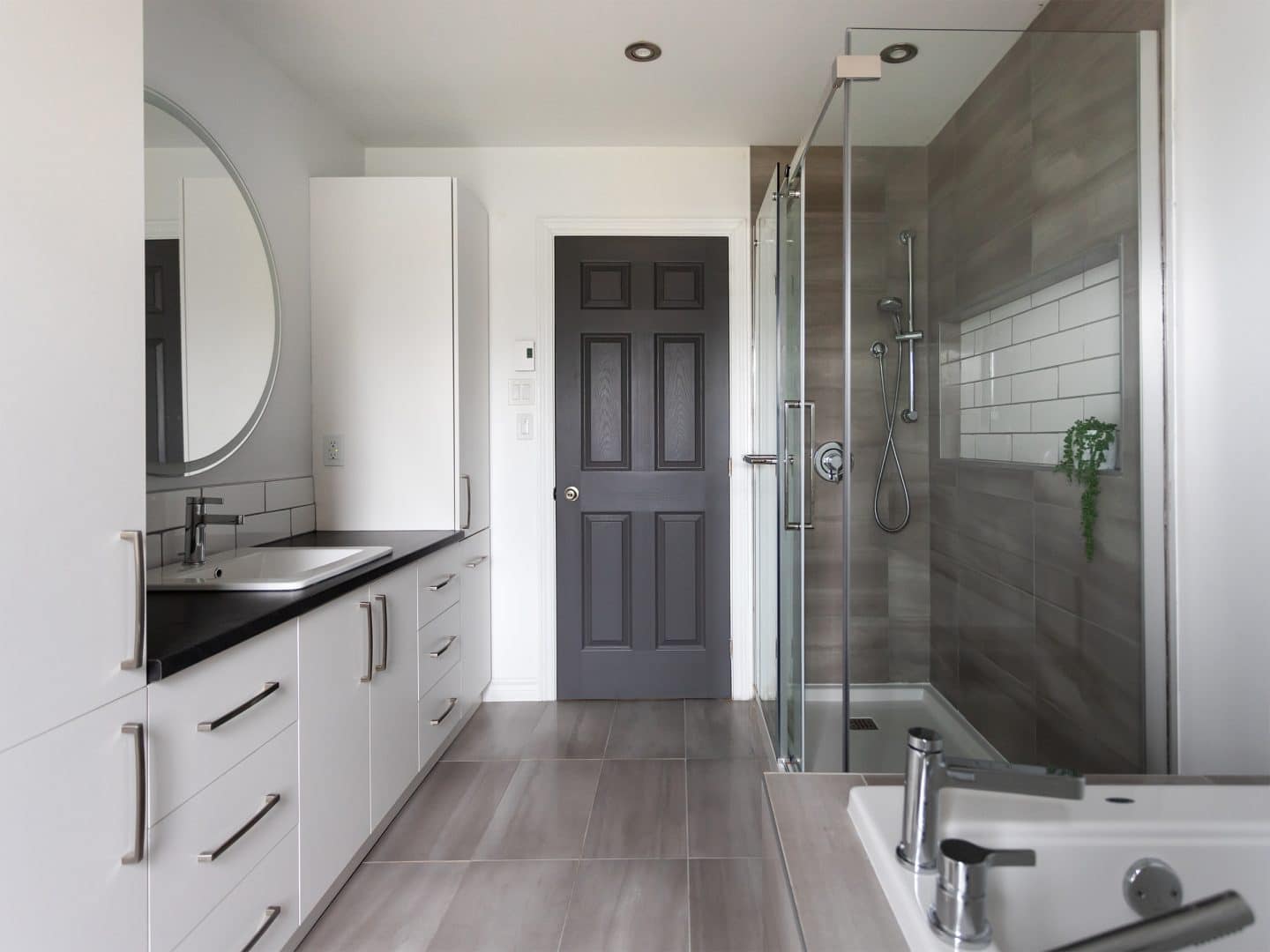 A realization of a house called Vanliga. The second floor is contemporary in style, as seen from the bathroom.