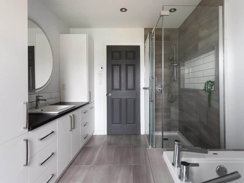 A realization of a house called Vanliga. The second floor is contemporary in style, as seen from the bathroom.