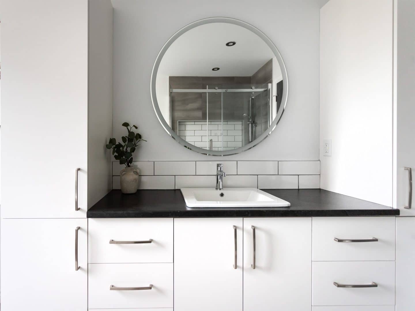 A realization of a house called Vanliga. The second floor is contemporary in style, as seen from the bathroom.