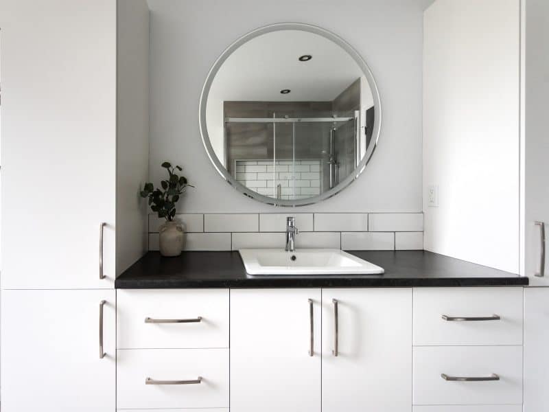 A realization of a house called Vanliga. The second floor is contemporary in style, as seen from the bathroom.