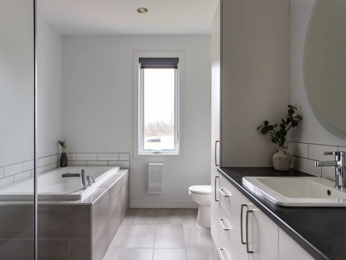 A realization of a house called Vanliga. The second floor is contemporary in style, as seen from the bathroom.
