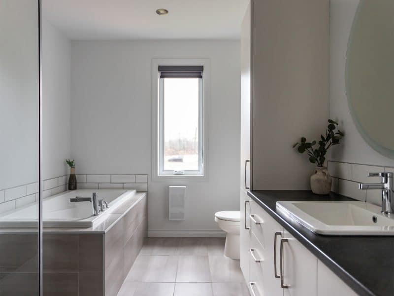 A realization of a house called Vanliga. The second floor is contemporary in style, as seen from the bathroom.