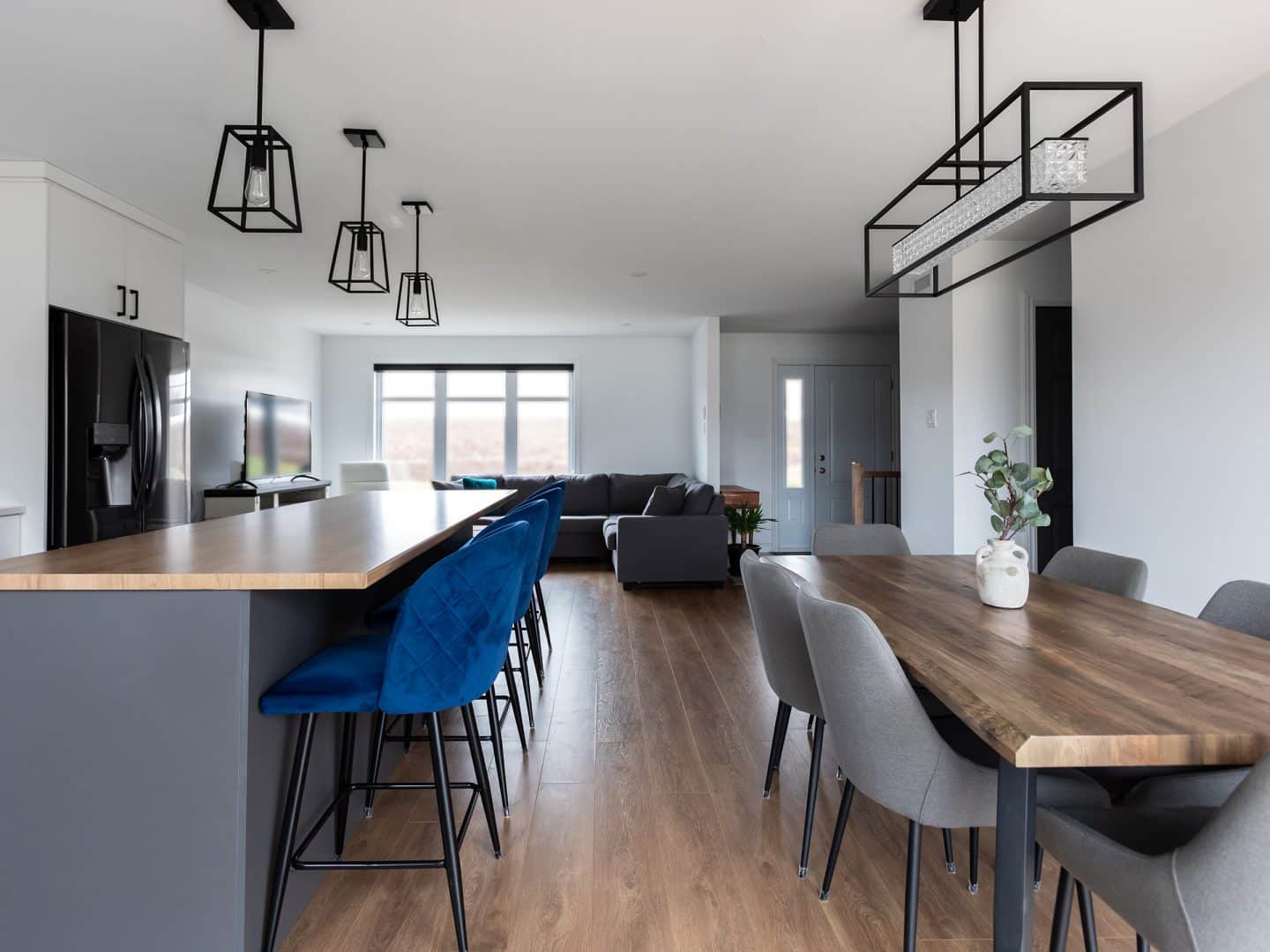 A realization of a house called Vanliga. The second floor is contemporary in style, as seen from the dining room.