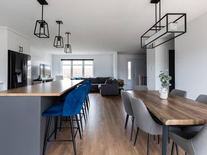 A realization of a house called Vanliga. The second floor is contemporary in style, as seen from the dining room.