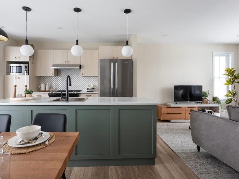 Maison plain-pied préfabriquée de réalisation du modèle Courtoise de style Farmhouse. Vue de la cuisine.