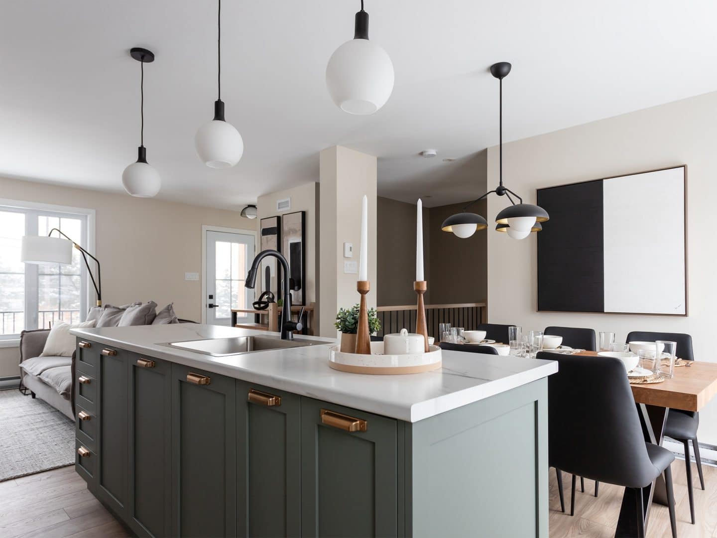 Maison plain-pied préfabriquée de réalisation du modèle Courtoise de style Farmhouse. Vue de la cuisine.
