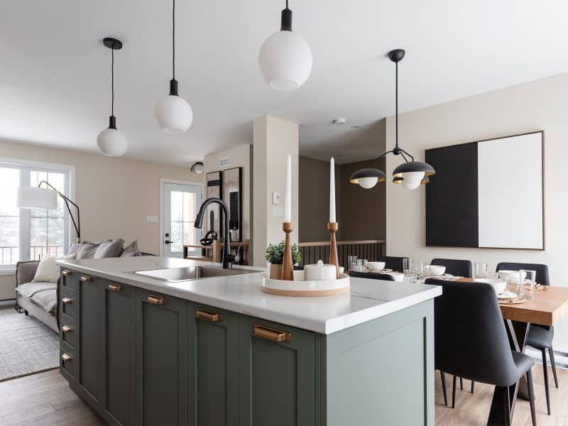 Maison plain-pied préfabriquée de réalisation du modèle Courtoise de style Farmhouse. Vue de la cuisine.