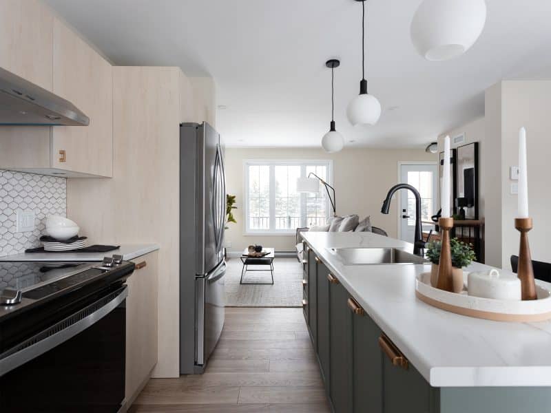 Maison plain-pied préfabriquée de réalisation du modèle Courtoise de style Farmhouse. Vue de la cuisine.