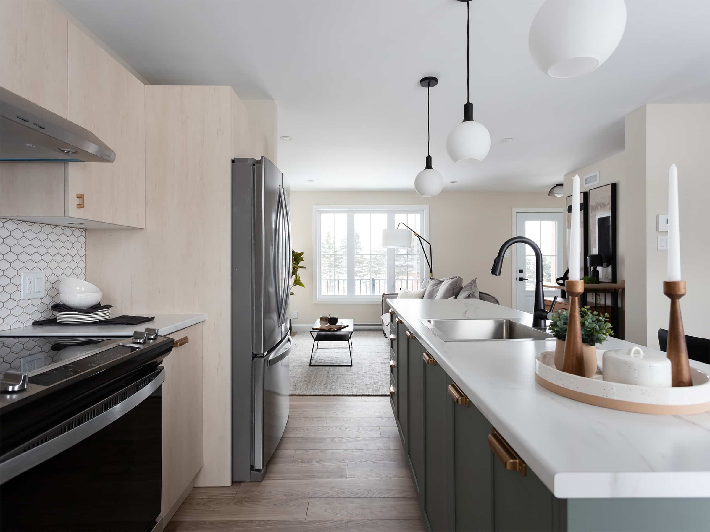 Maison plain-pied préfabriquée de réalisation du modèle Courtoise de style Farmhouse. Vue de la cuisine.