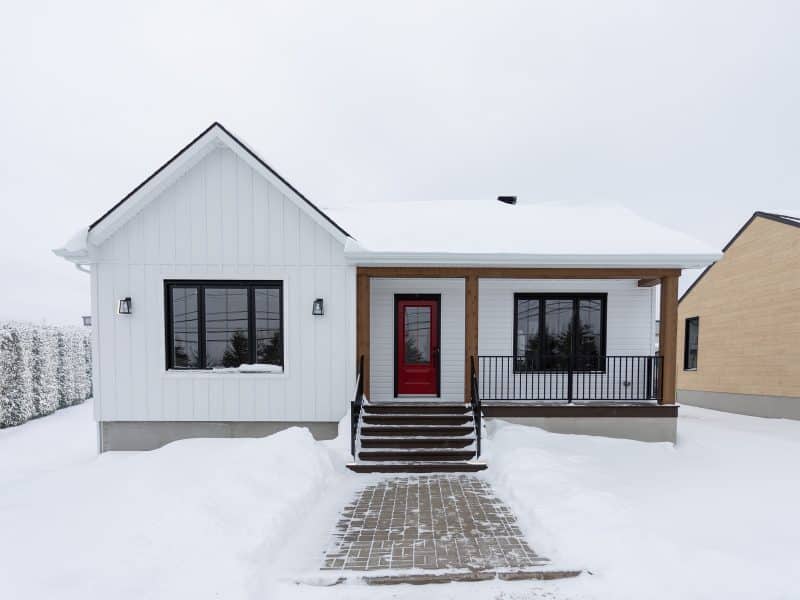 Maison plain-pied préfabriquée de réalisation du modèle Courtoise de style Farmhouse. Vue de l'extérieur.