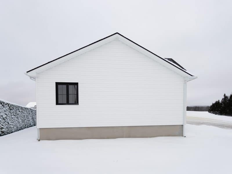 Maison plain-pied préfabriquée de réalisation du modèle Courtoise de style Farmhouse. Vue de l'extérieur.