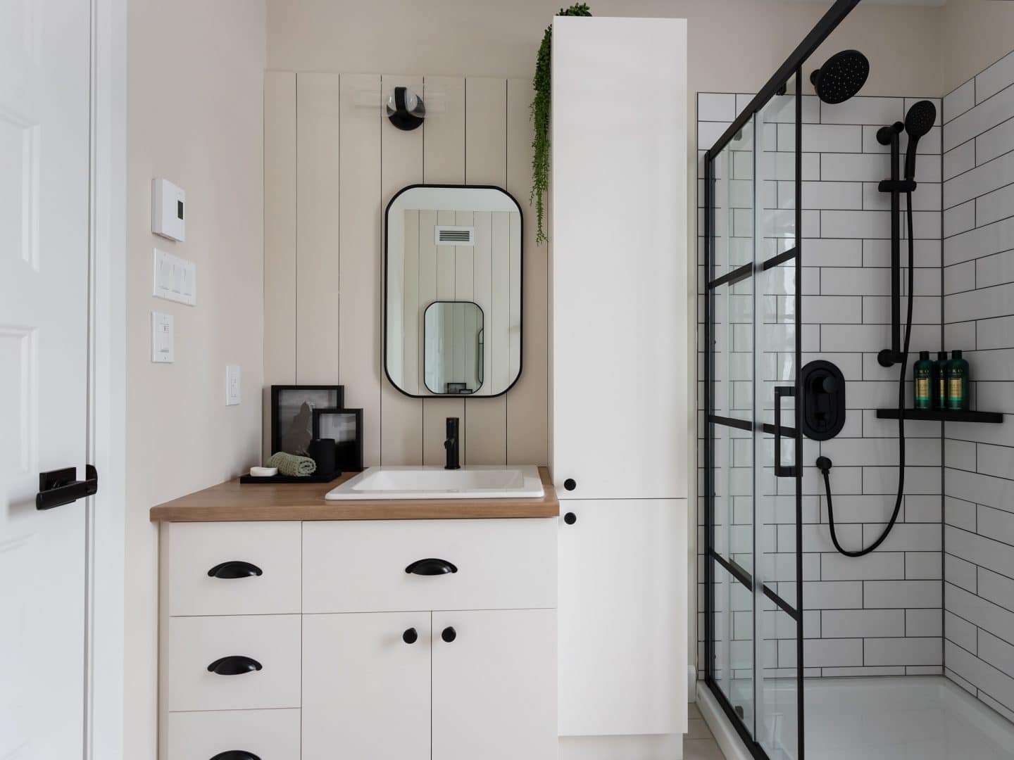 Maison plain-pied préfabriquée de réalisation du modèle Courtoise de style Farmhouse. Vue de la salle de bain.
