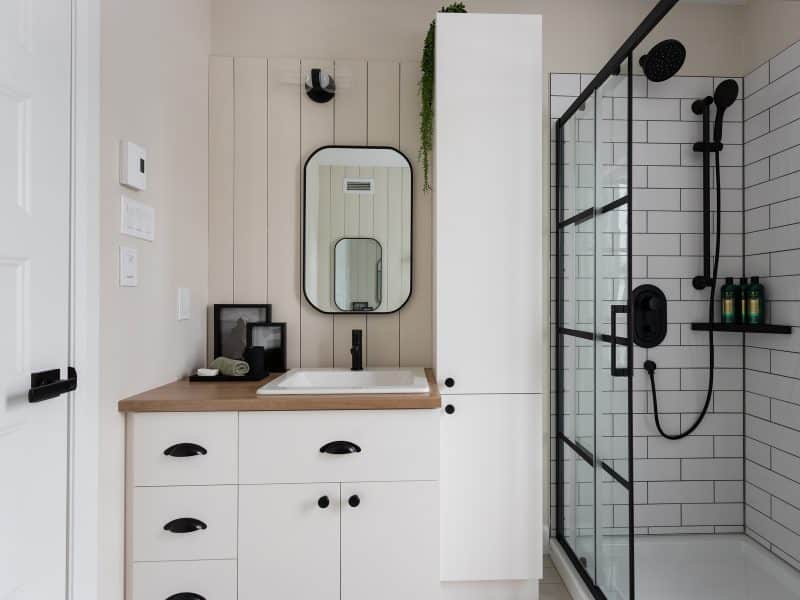 Maison plain-pied préfabriquée de réalisation du modèle Courtoise de style Farmhouse. Vue de la salle de bain.