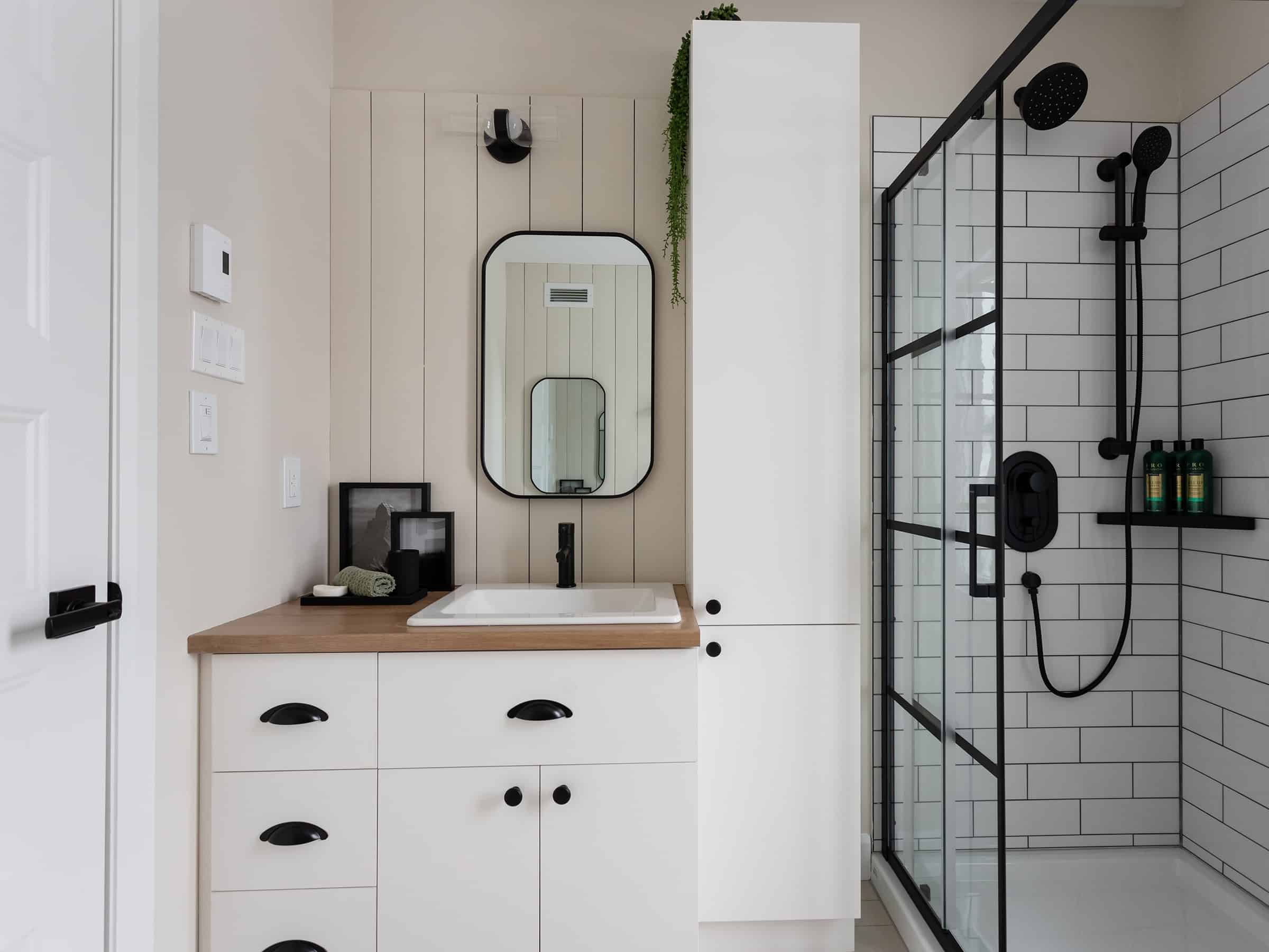 Maison plain-pied préfabriquée de réalisation du modèle Courtoise de style Farmhouse. Vue de la salle de bain.