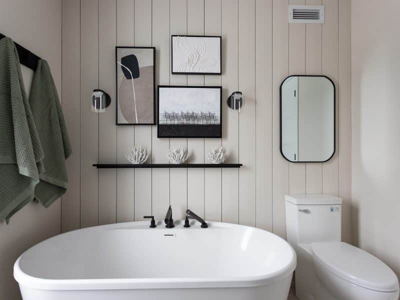 Maison plain-pied préfabriquée de réalisation du modèle Courtoise de style Farmhouse. Vue de la salle de bain.