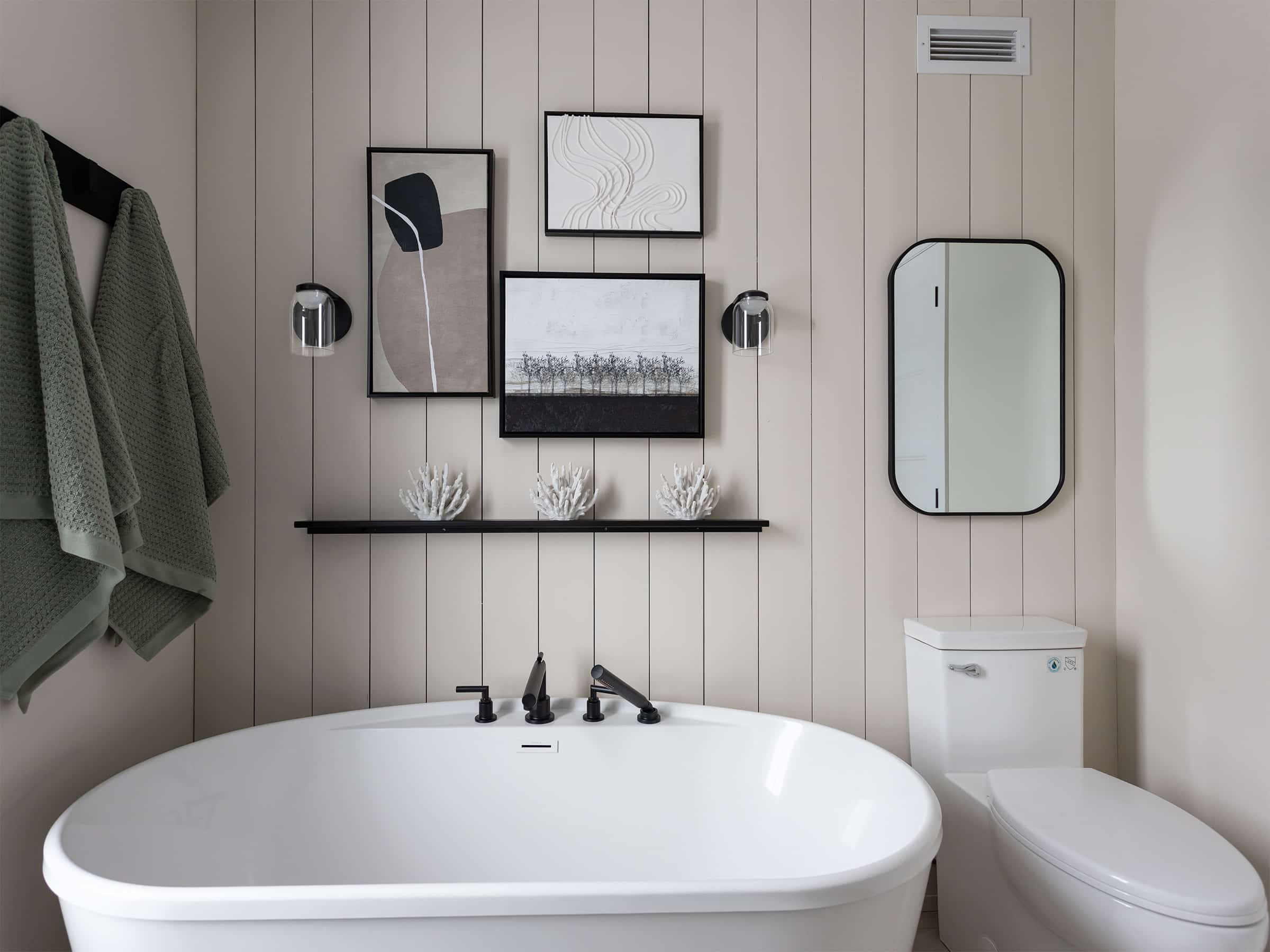Maison plain-pied préfabriquée de réalisation du modèle Courtoise de style Farmhouse. Vue de la salle de bain.