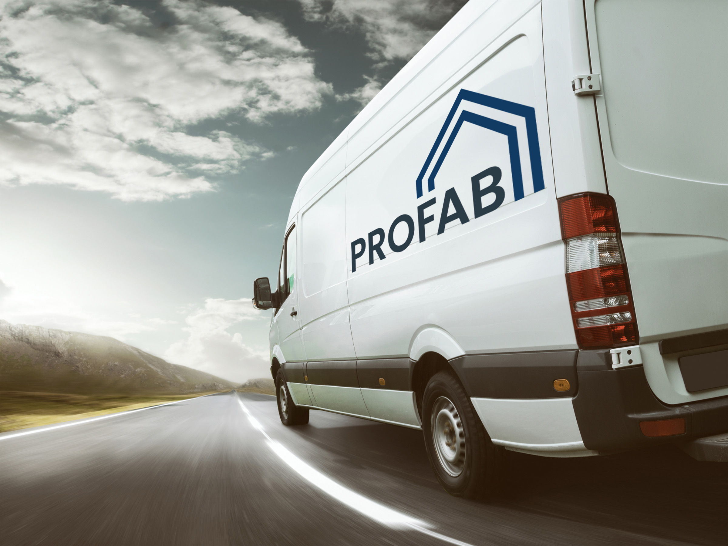 Véhicule qui roule sur les route avec le logo de profab