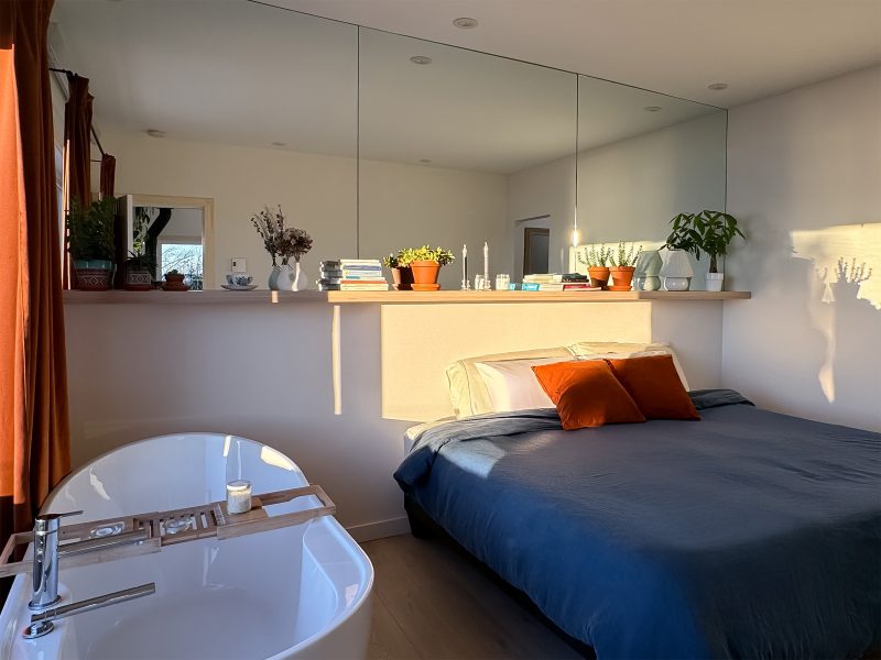 Une réalisation d'une maison préfabriquée appelée Mignonne. Cette réalisation client est de style plain-pied contemporain, vu de la chambre principale.