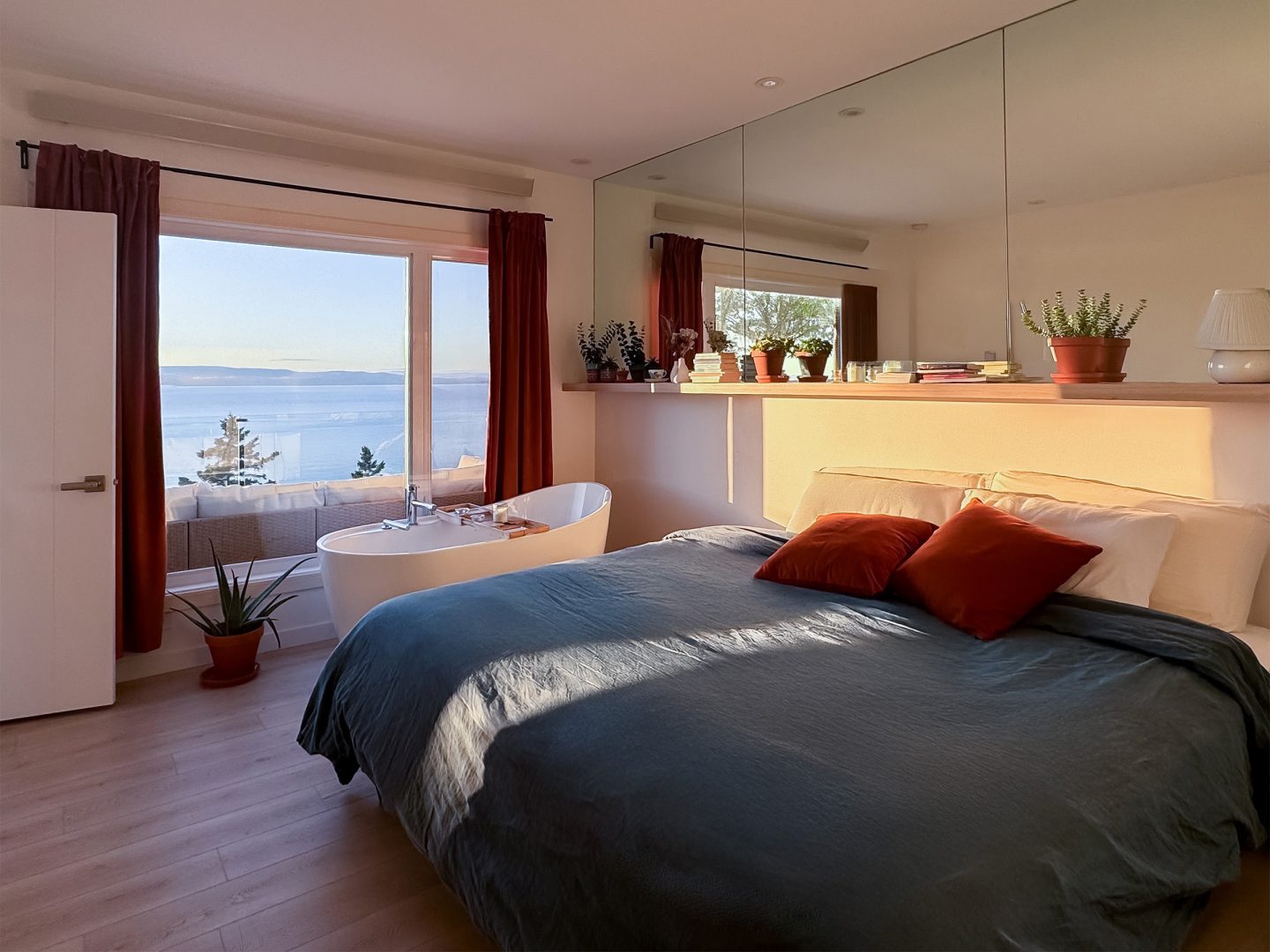 Une réalisation d'une maison préfabriquée appelée Mignonne. Cette réalisation client est de style plain-pied contemporain, vu de la chambre principale.