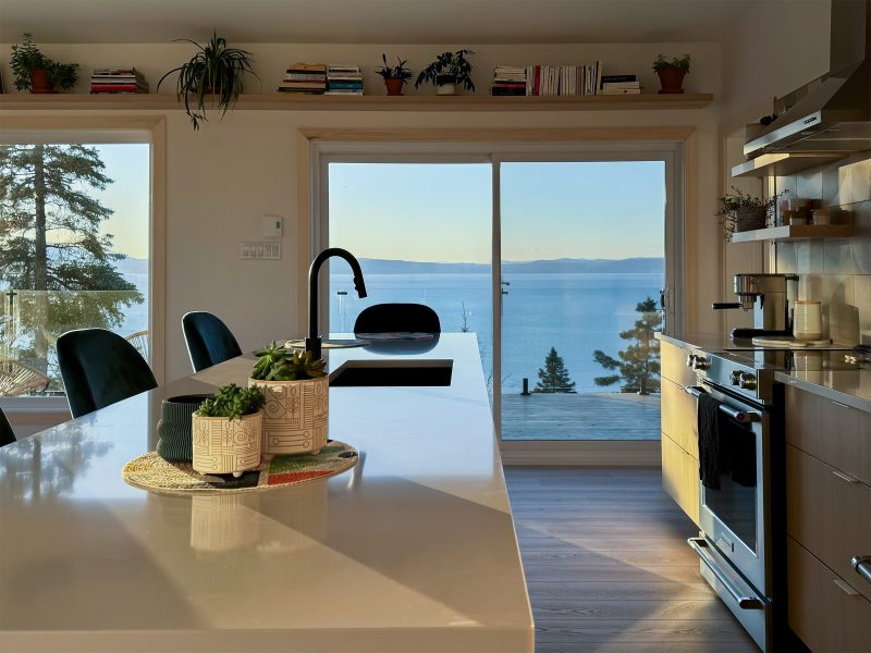 Une réalisation d'une maison préfabriquée appelée Mignonne. Cette réalisation client est de style plain-pied contemporain, vu de la cuisine.