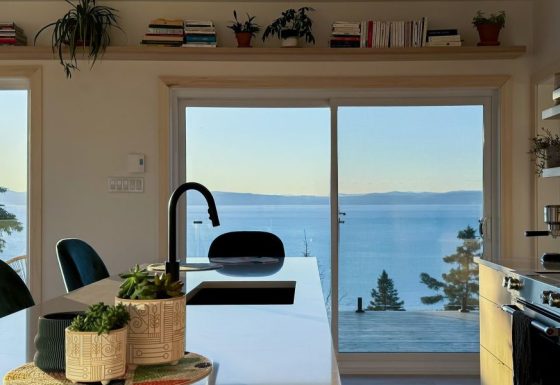 Une réalisation d'une maison préfabriquée appelée Mignonne. Cette réalisation client est de style plain-pied contemporain, vu de la cuisine.