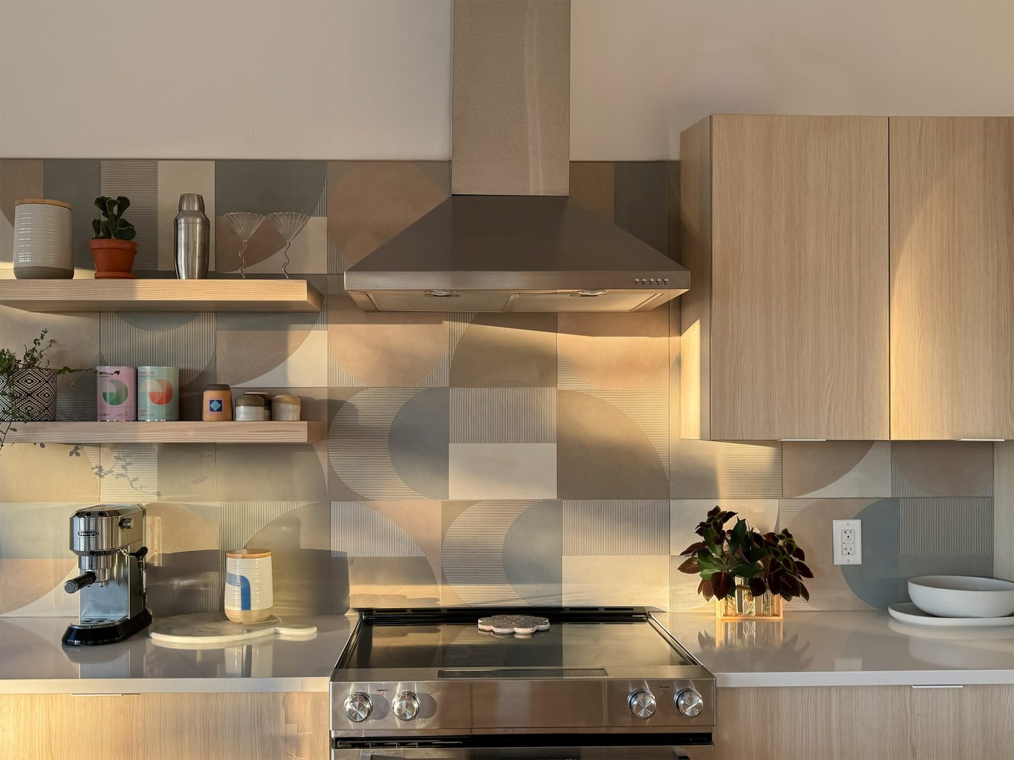 Une réalisation d'une maison préfabriquée appelée Mignonne. Cette réalisation client est de style plain-pied contemporain, vu de la cuisine.