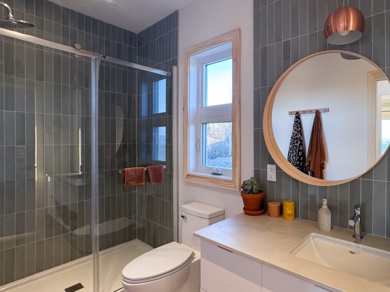Une réalisation d'une maison préfabriquée appelée Mignonne. Cette réalisation client est de style plain-pied contemporain, vu de la salle de bain.
