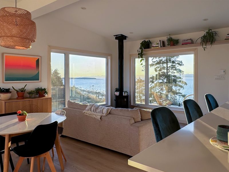 Une réalisation d'une maison préfabriquée appelée Mignonne. Cette réalisation client est de style plain-pied contemporain, vu de la cuisine.
