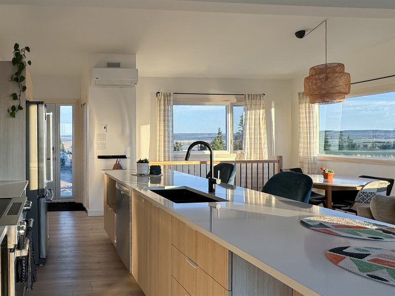 Une réalisation d'une maison préfabriquée appelée Mignonne. Cette réalisation client est de style plain-pied contemporain, vu de la cuisine.