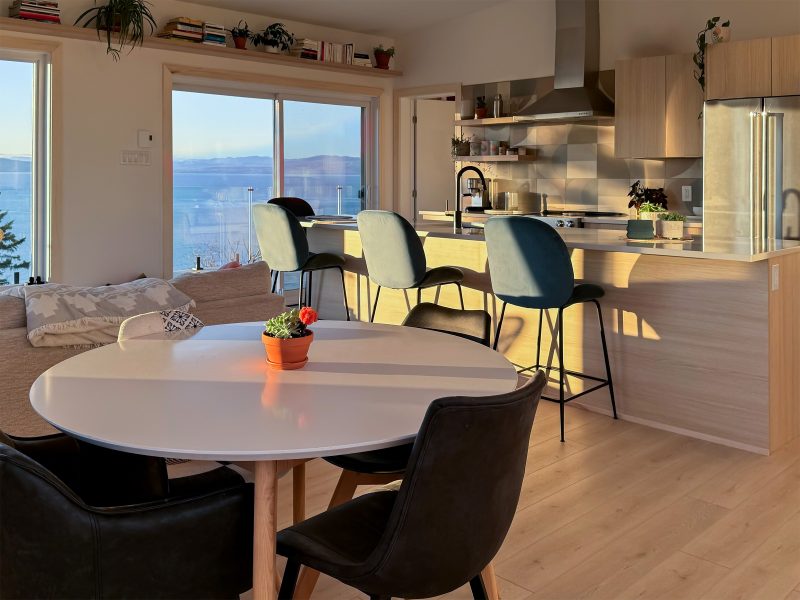 Une réalisation d'une maison préfabriquée appelée Mignonne. Cette réalisation client est de style plain-pied contemporain, vu de la cuisine.