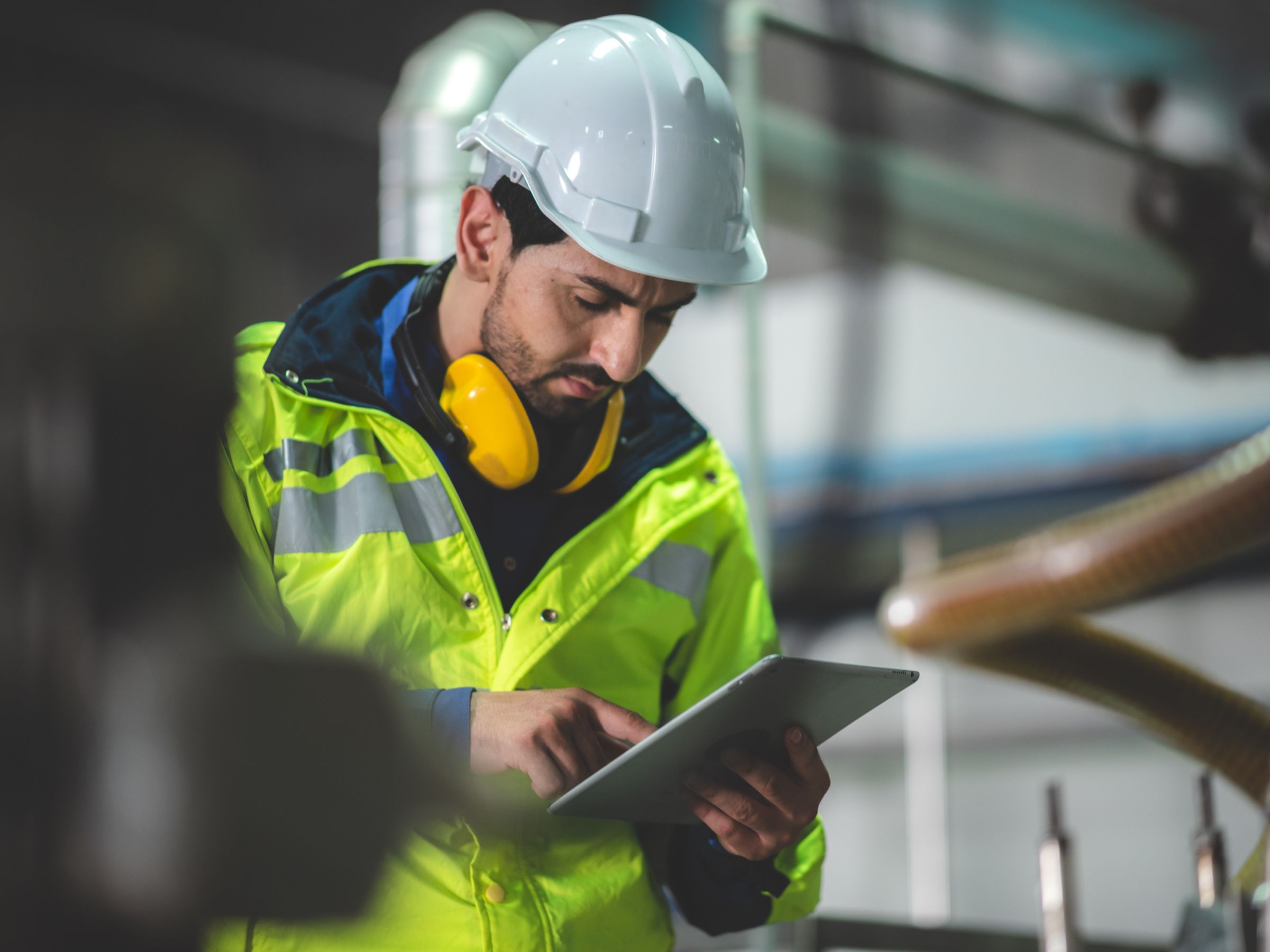 employer avec un ipad qui fait une inspection de l'usine