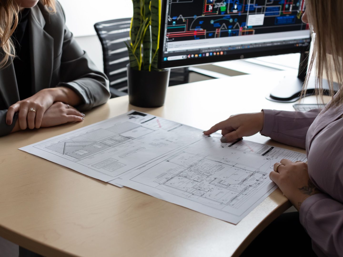 un employé qui est technicien en architecture parlant a un autre humain.