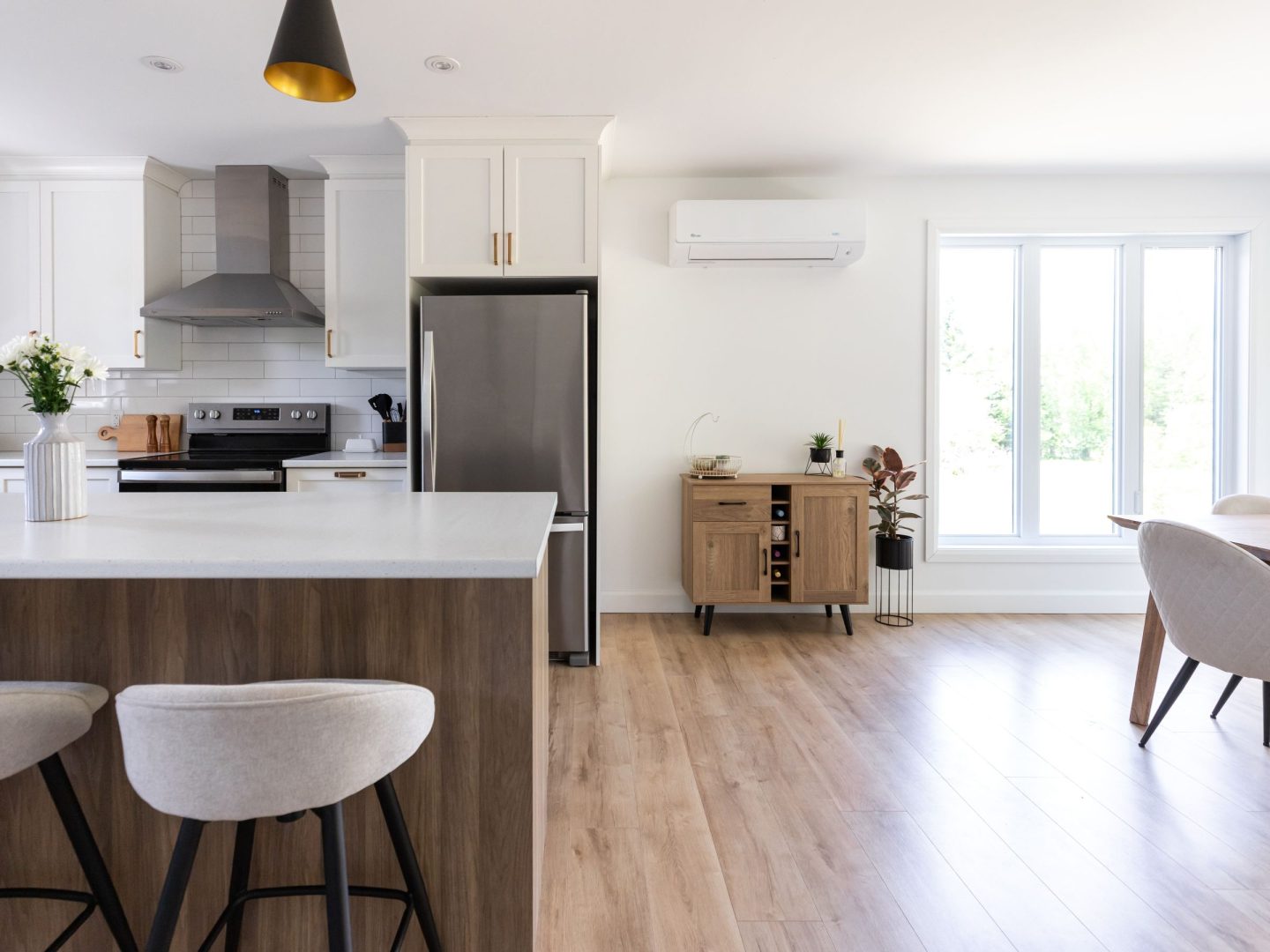 Une réalisation d'une maison préfabriquée appelée Merle. Cette réalisation client est de style Chalet contemporain, vu de la cuisine.