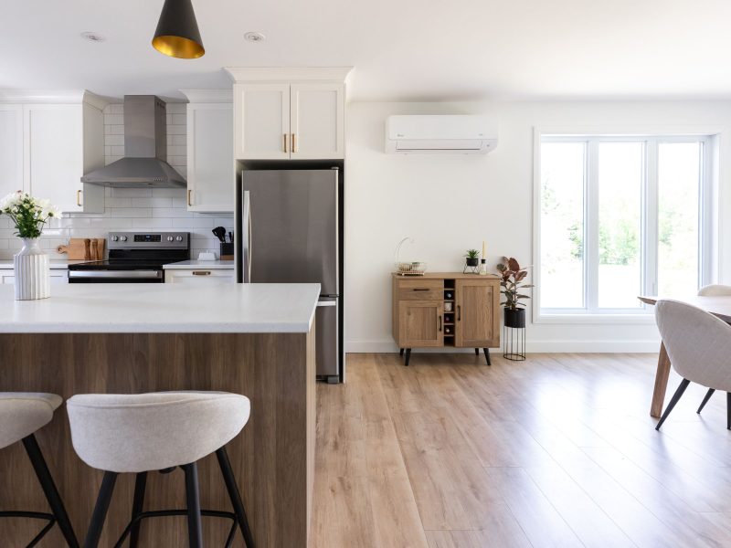 Une réalisation d'une maison préfabriquée appelée Merle. Cette réalisation client est de style Chalet contemporain, vu de la cuisine.