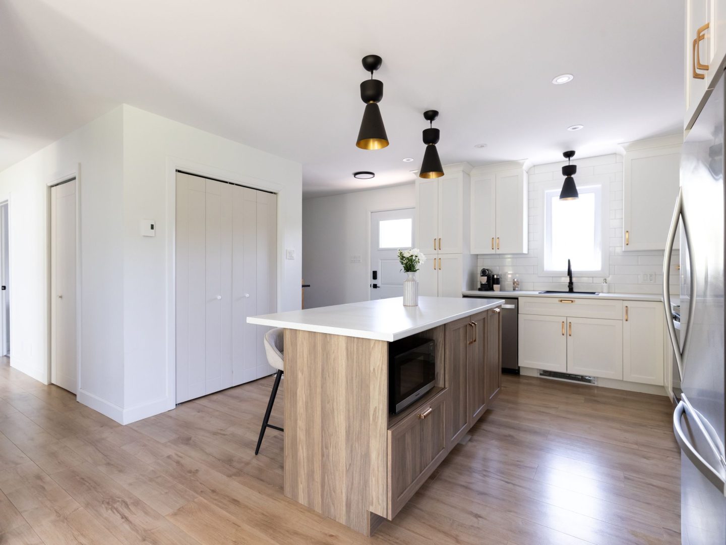 Une réalisation d'une maison préfabriquée appelée Merle. Cette réalisation client est de style Chalet contemporain, vu de la cuisine.