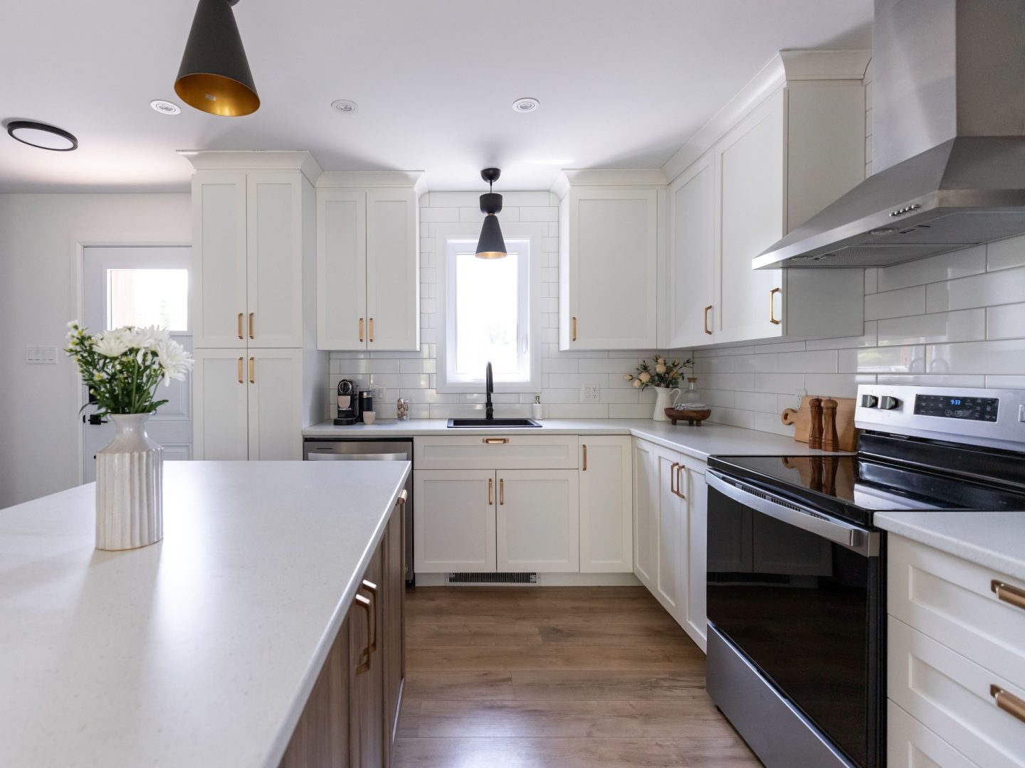 Une réalisation d'une maison préfabriquée appelée Merle. Cette réalisation client est de style Chalet contemporain, vu de la cuisine.