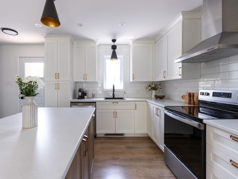 Une réalisation d'une maison préfabriquée appelée Merle. Cette réalisation client est de style Chalet contemporain, vu de la cuisine.