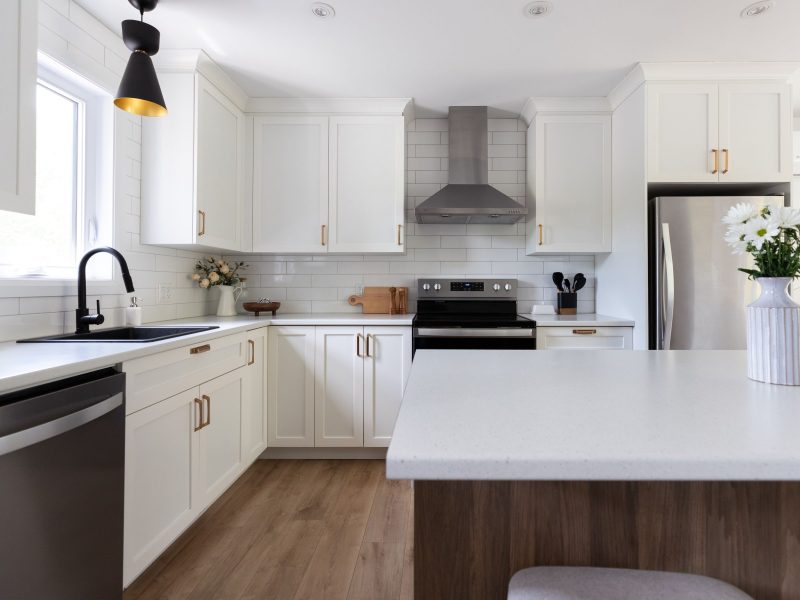 Une réalisation d'une maison préfabriquée appelée Merle. Cette réalisation client est de style Chalet contemporain, vu de la cuisine.
