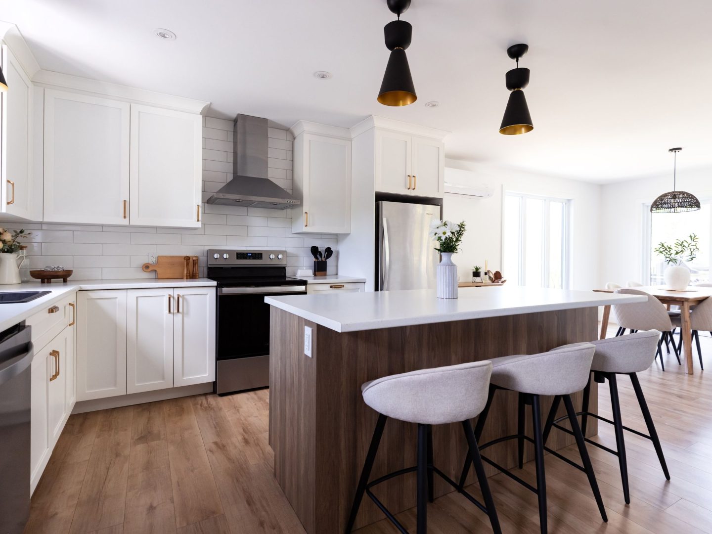 Une réalisation d'une maison préfabriquée appelée Merle. Cette réalisation client est de style Chalet contemporain, vu de la cuisine.