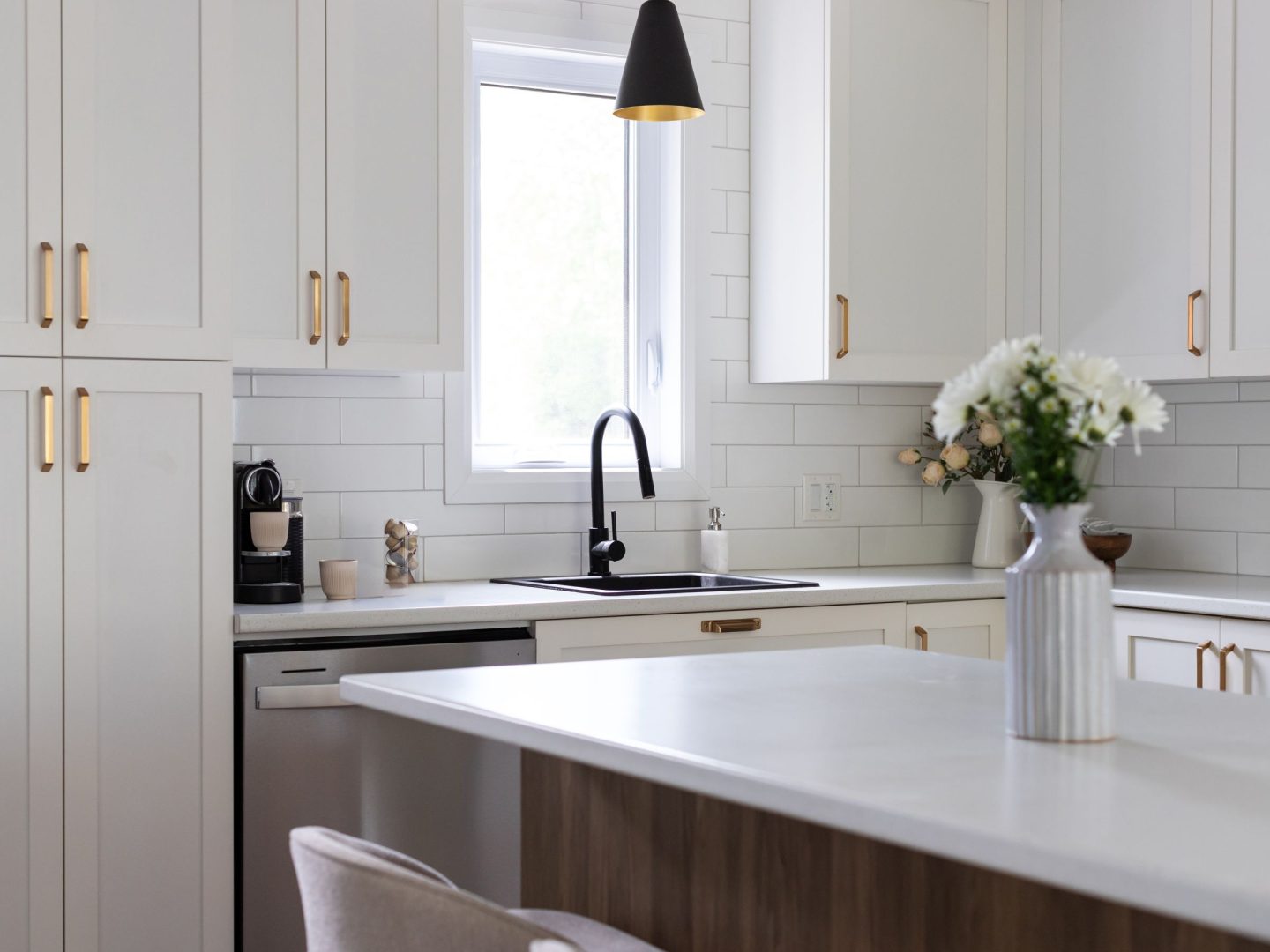 Une réalisation d'une maison préfabriquée appelée Merle. Cette réalisation client est de style Chalet contemporain, vu de la cuisine.