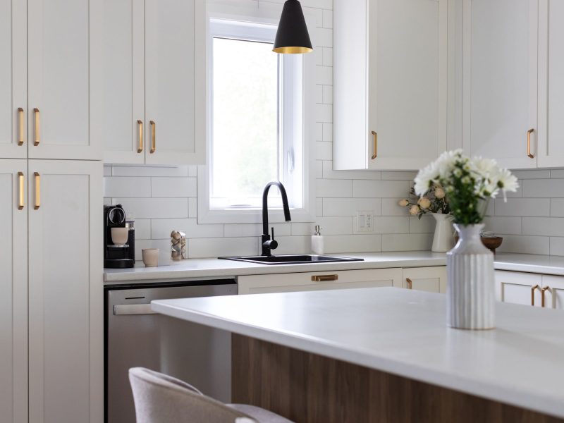 Une réalisation d'une maison préfabriquée appelée Merle. Cette réalisation client est de style Chalet contemporain, vu de la cuisine.