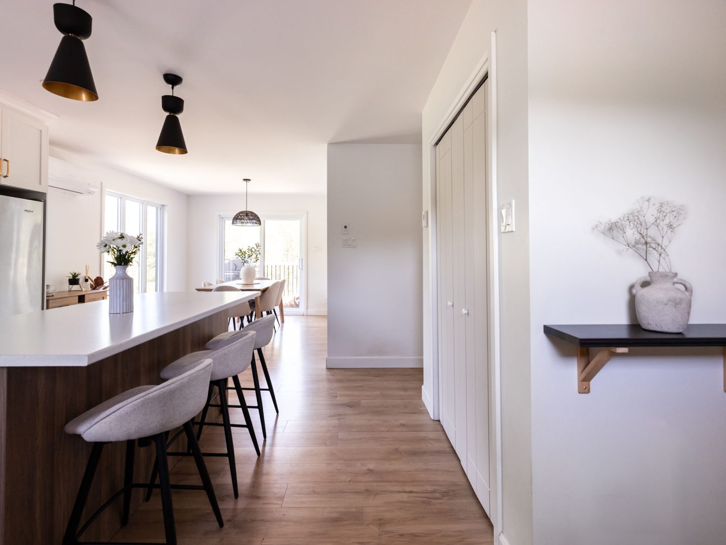 Une réalisation d'une maison préfabriquée appelée Merle. Cette réalisation client est de style Chalet contemporain, vu de la cuisine.