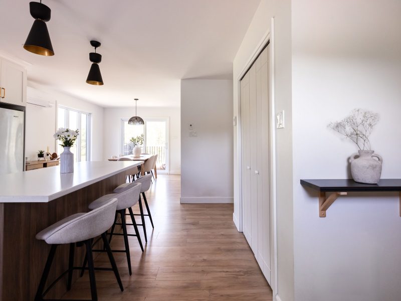 Une réalisation d'une maison préfabriquée appelée Merle. Cette réalisation client est de style Chalet contemporain, vu de la cuisine.