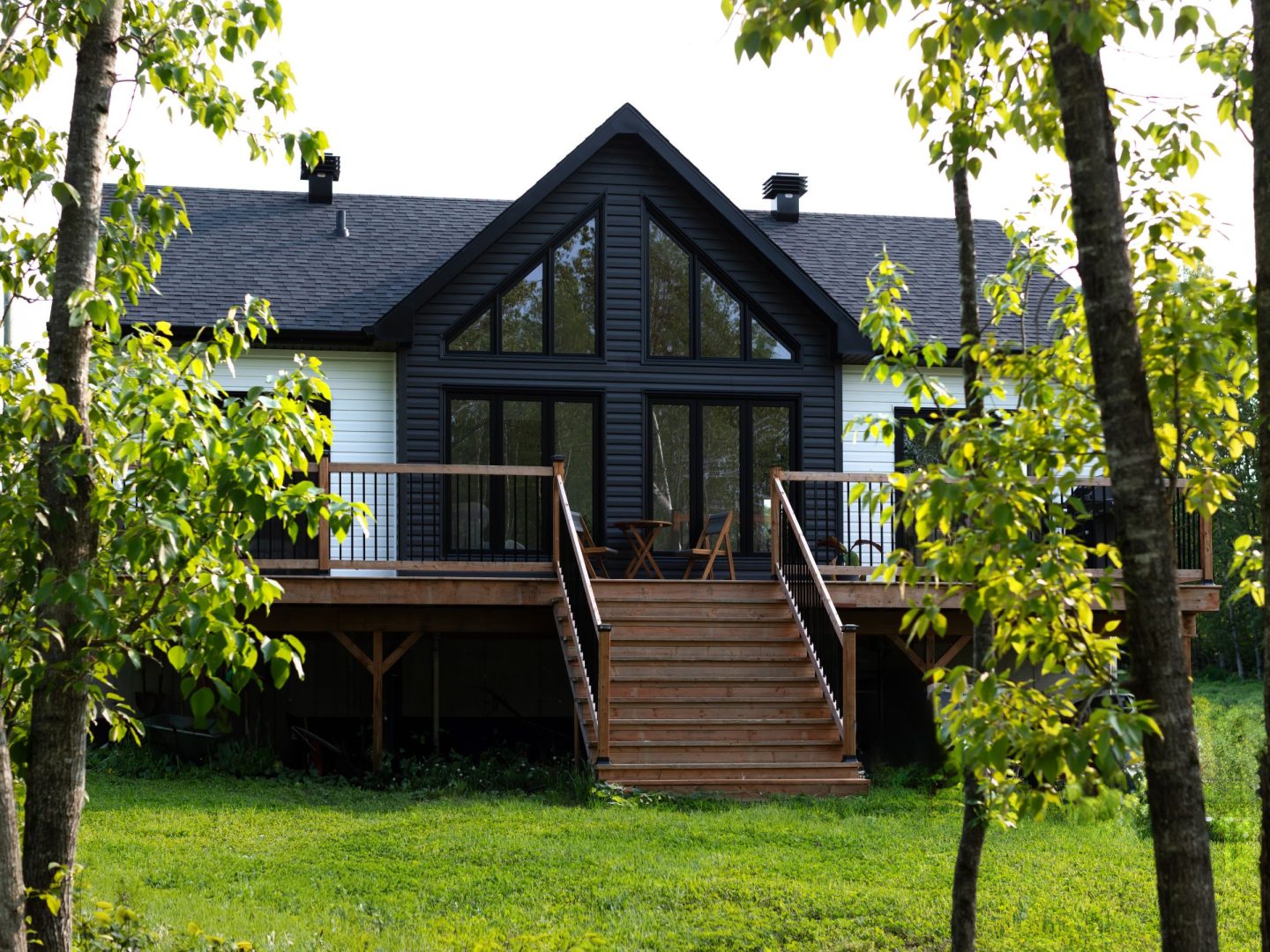 Une réalisation d'une maison préfabriquée appelée Merle. Cette réalisation client est de style Chalet contemporain, vu de l'extérieur.